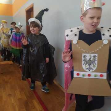 Eko-moda w PSP nr 8 w Radomsku. Dzieci świętowały Dzień Ziemi