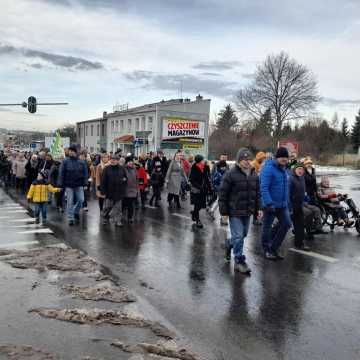 [WIDEO] Orszak Trzech Króli 2025 w Radomsku. „Kłaniajcie się królowie!”