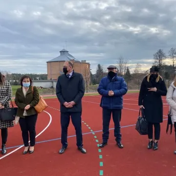 Przy PSP3 w Radomsku powstał kompleks lekkoatletyczny