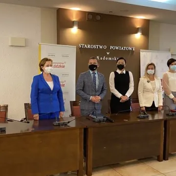 I LO w Radomsku doczeka się nowoczesnego boiska. Wicemarszałek podpisał umowę