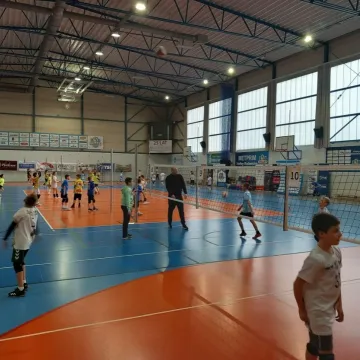 Pierwszy w Radomsku siatkarski turniej minisingielków