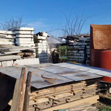 Strażacy walczyli z ogniem w Przyborowie. Paliły się materiały budowlane