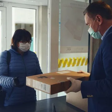 Sprzęt komputerowy trafił już do szkół, a wkrótce do uczniów i nauczycieli