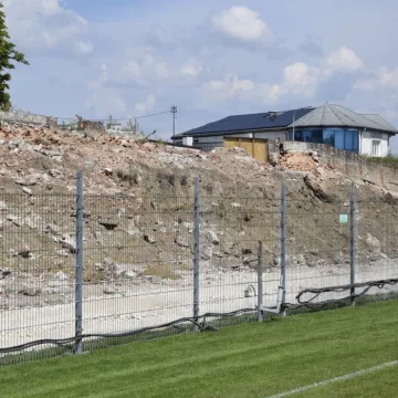 Znika trybuna główna na stadionie przy Brzeźnickiej 26