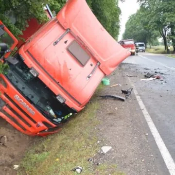 Czołówka osobówki z tirem