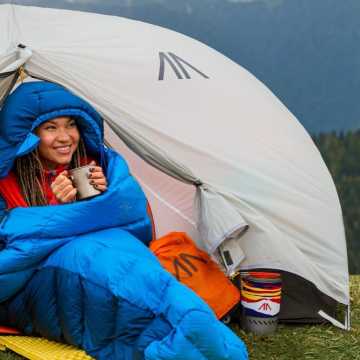 Komfortowy wypoczynek na świeżym powietrzu: który śpiwór jest lepszy – trekking czy kemping?