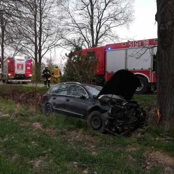 Kobiele Wielkie: samochód uderzył w drzewo