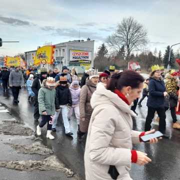 [WIDEO] Orszak Trzech Króli 2025 w Radomsku. „Kłaniajcie się królowie!”