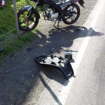 [AKTUALIZACJA] Czołowe zderzenie osobówki z motocyklem w Woli Jedlińskiej