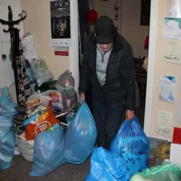 Studenci seniorzy pomagają potrzebującym