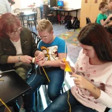 Nauka szydełkowania z seniorami