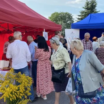 Kulinarna uczta przed starostwem w Radomsku