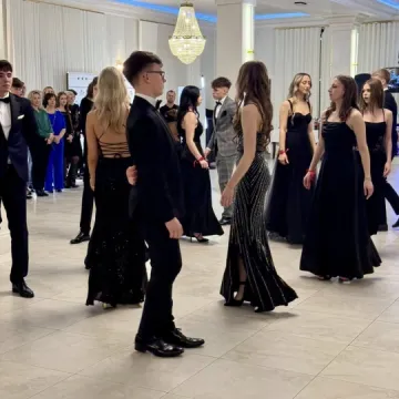 Odliczanie do matury rozpoczęło się eleganckim balem w LO Przedborzu