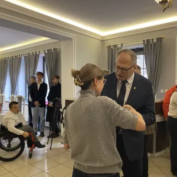 W Radomsku znów zasiedli do wspólnej Wigilii. 150 osób przy jednym stole