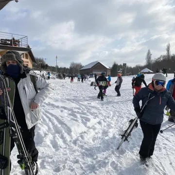 Tłumy narciarzy na Górze Kamieńsk