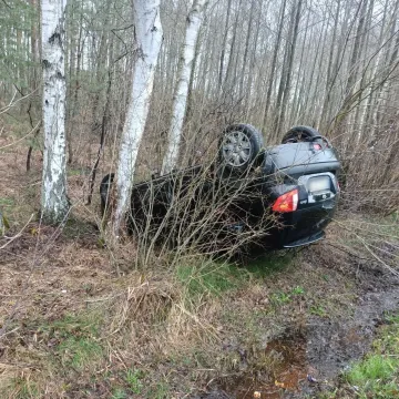 [AKTUALIZACJA] Gm. Kamieńsk: samochód wypadł z drogi i dachował