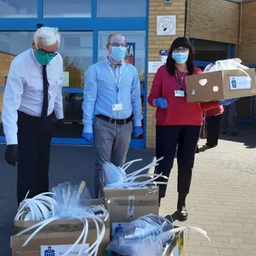 Pół tysiąca przyłbic dla szpitala od pracowników Banku PKO BP w Radomsku