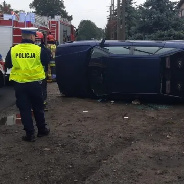 Józefów: samochód przewrócił się i wjechał w ogrodzenie