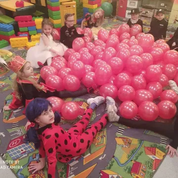 „Zerówiaki” z PSP 8 w Radomsku bawiły się na balu karnawałowym. Świętowały też dzień pizzy