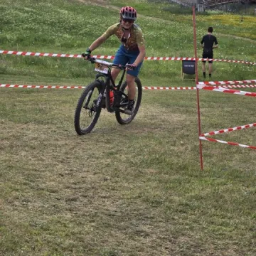 Sportowy weekend na Górze Kamieńsk. Kilkuset zawodników na starcie MTB