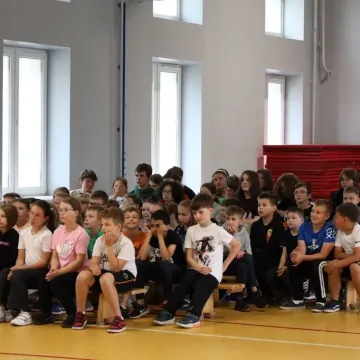 Dzieci przed wakacjami uczą się zasad udzielania pierwszej pomocy