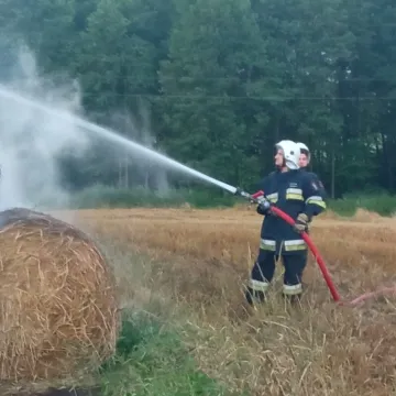 W Niwie Goszczowskiej płonęły baloty słomy