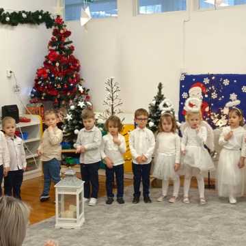 Przedszkolaki z PP nr 10 w Radomsku robiły świąteczne stroiki