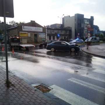 Wypadek z udziałem dwóch aut na skrzyżowaniu Tysiąclecia i Wyszyńskiego