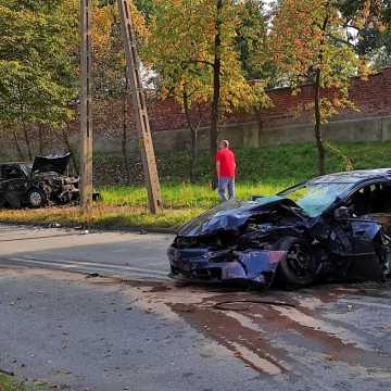 Poważny wypadek na ul. Wyszyńskiego w Radomsku. Samochody zmiażdżone. Jeden z kierowców uciekł