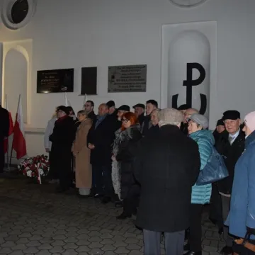 Modlitwa i złożenie kwiatów. Radomsko upamiętnia ofiary stanu wojennego