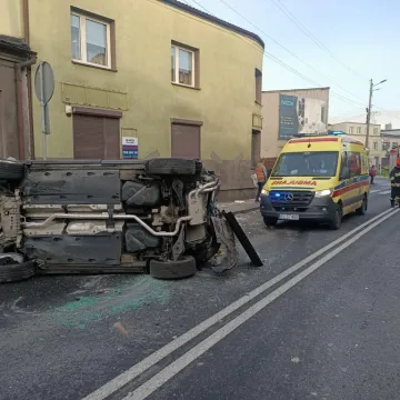 Na DK91 w Kamieńsku samochód uderzył w budynek i ciężarówkę