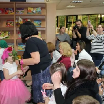 Pasowanie nowych czytelników biblioteki w Radomsku