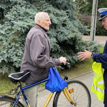 Rowerzyści i piesi w Radomsku otrzymali kamizelki odblaskowe