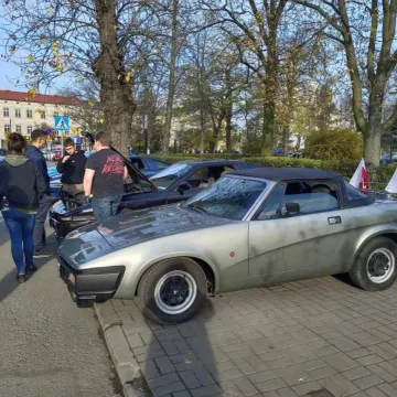 Zlot i parada zabytkowych samochodów w Święto Niepodległości w Radomsku