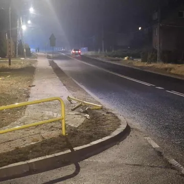 Uderzył w znak i barierę. Miał prawie 2 promile