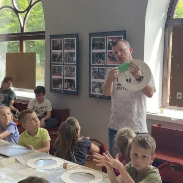 Emocje i wiosna na warsztatach kartonowych w Muzeum Regionalnym w Radomsku