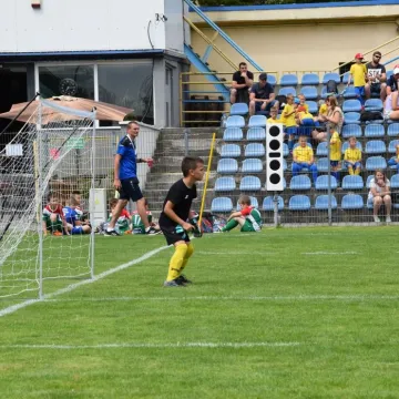 Mali piłkarze na dużej murawie