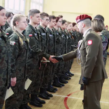 Klasy pierwsze z „Drzewniaka” złożyły ślubowanie. Wręczono wyższe stopnie