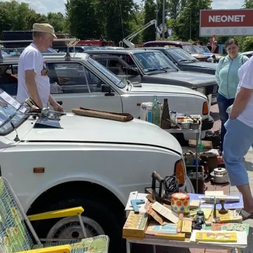 Klasyki zaparkowały w Radomsku. Trwa Auto-Moto Weteran 5