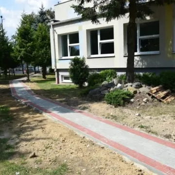 Nowe chodniki przy PSP nr 1 w Radomsku