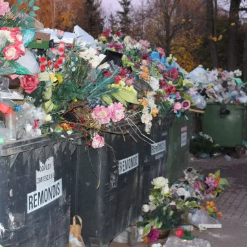 Kamieńsk: Ruch na cmentarzu w przeddzień Wszystkich Świętych