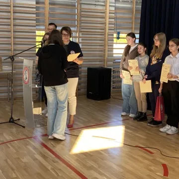 Foto budka, pokazy, poznawanie szkoły. Dzień  Otwarty w ZSP w Kamieńsku