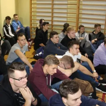 Mówca Łukasz Krasoń motywował uczniów Elektryka