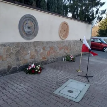 Tablica i Dąb Wolności na rocznicę