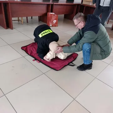 AED już dostępny na budynku OSP Pławno