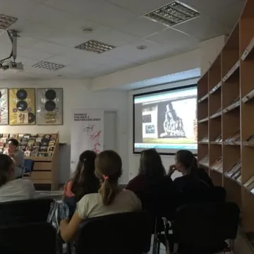 O street arcie w bibliotece