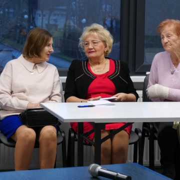 Seniorzy z UTW „Wiem Więcej” spotkali się z aktorką Anną Rakowską