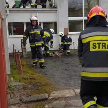Strażacy z Radomska dalej pracują przy zerwanym dachu w Drzewniaku