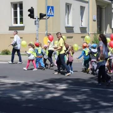 Barwny korowód z okazji Dnia Dziecka
