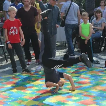 Taneczna wojna na placu 3 Maja